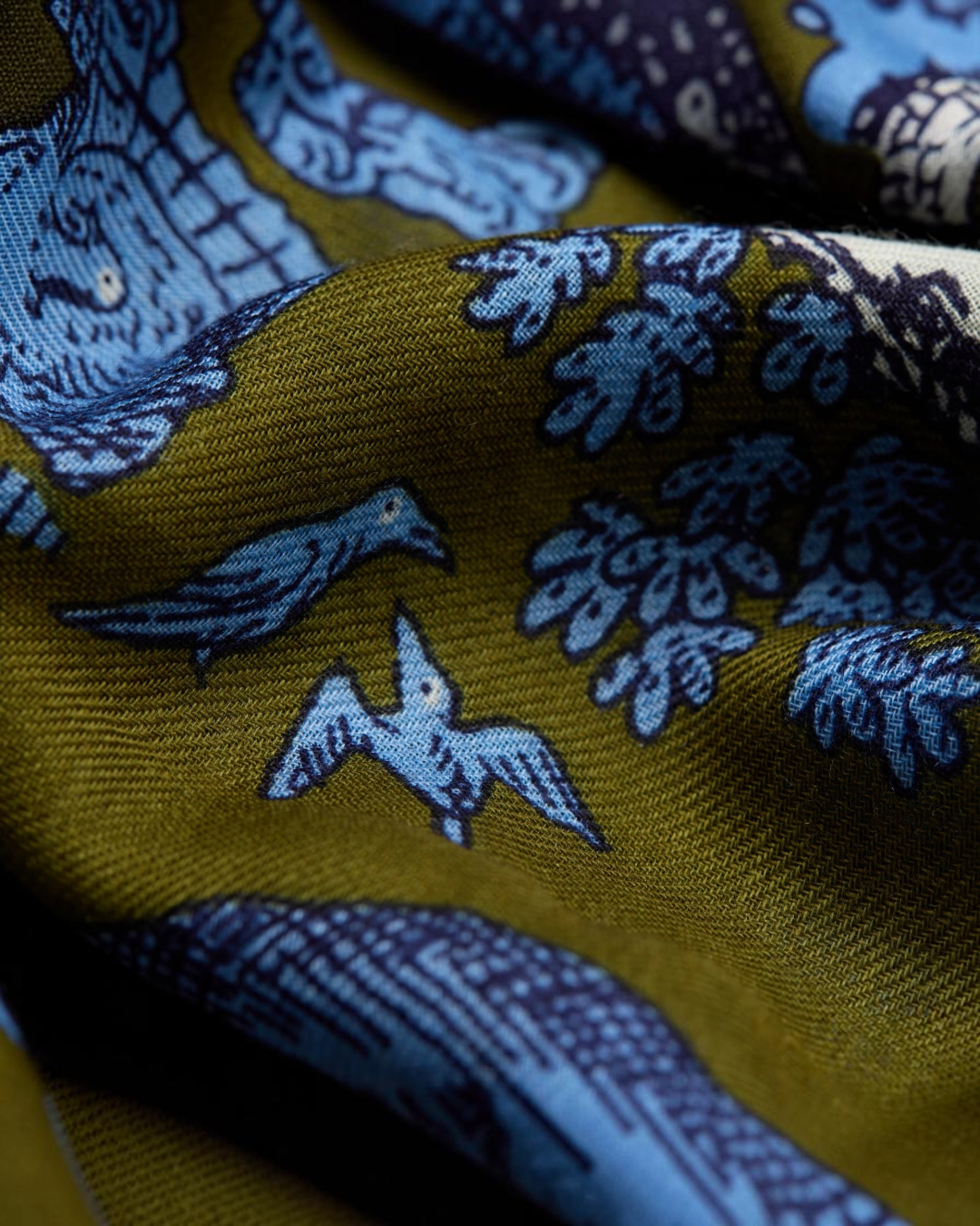 Echarpe en laine Merci Paris Inoui Editions Reverie kaki avec motifs d'oiseaux et détails poétiques bleus