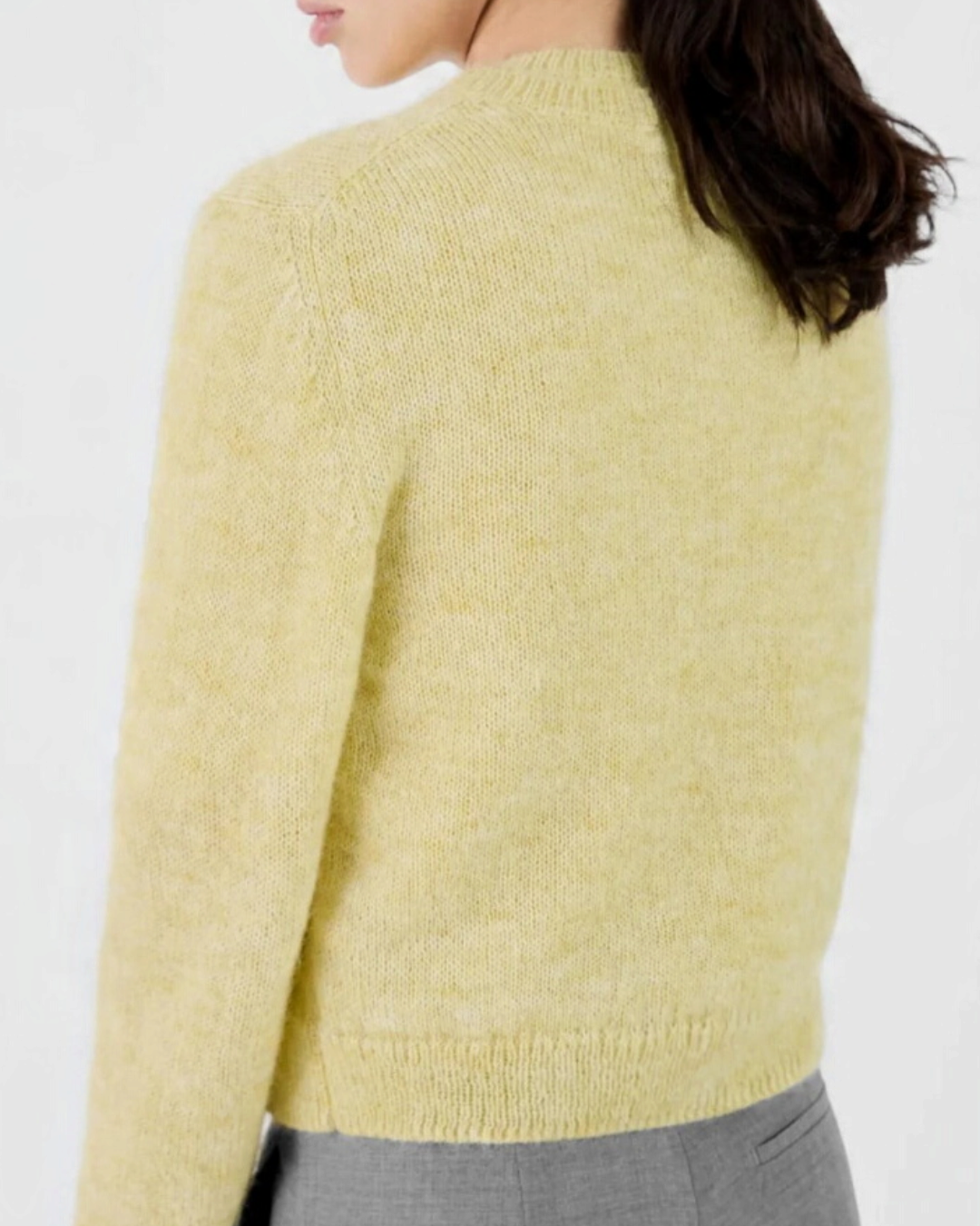 Cardigan court Merci Paris Masscob en maille duveteuse jaune citron, porté par une femme vue de dos