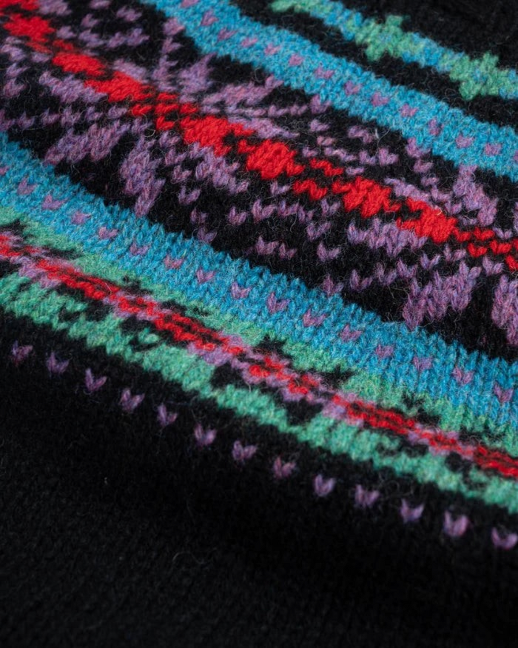 Gros plan sur le pull Merci Paris Howlin' en laine noire avec motif jacquard Fair Isle coloré et texturé