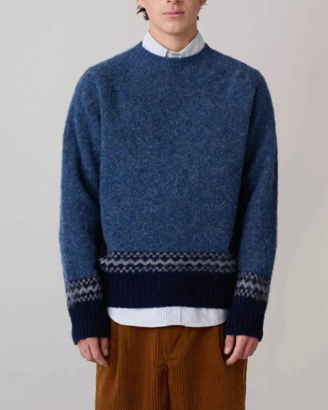Pull Merci Paris Howlin' Secret Friend bleu en laine Shetland brossée avec motif géométrique sur le bas