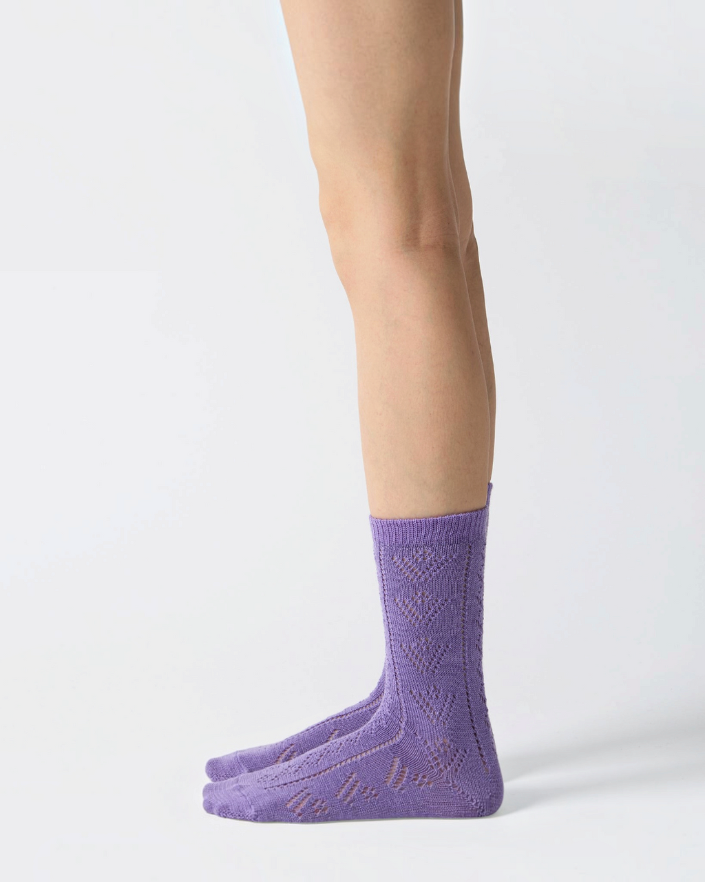 Chaussettes Merci Paris Babaco en maille de laine violette avec motif ajouré délicat, fabriquées au Japon