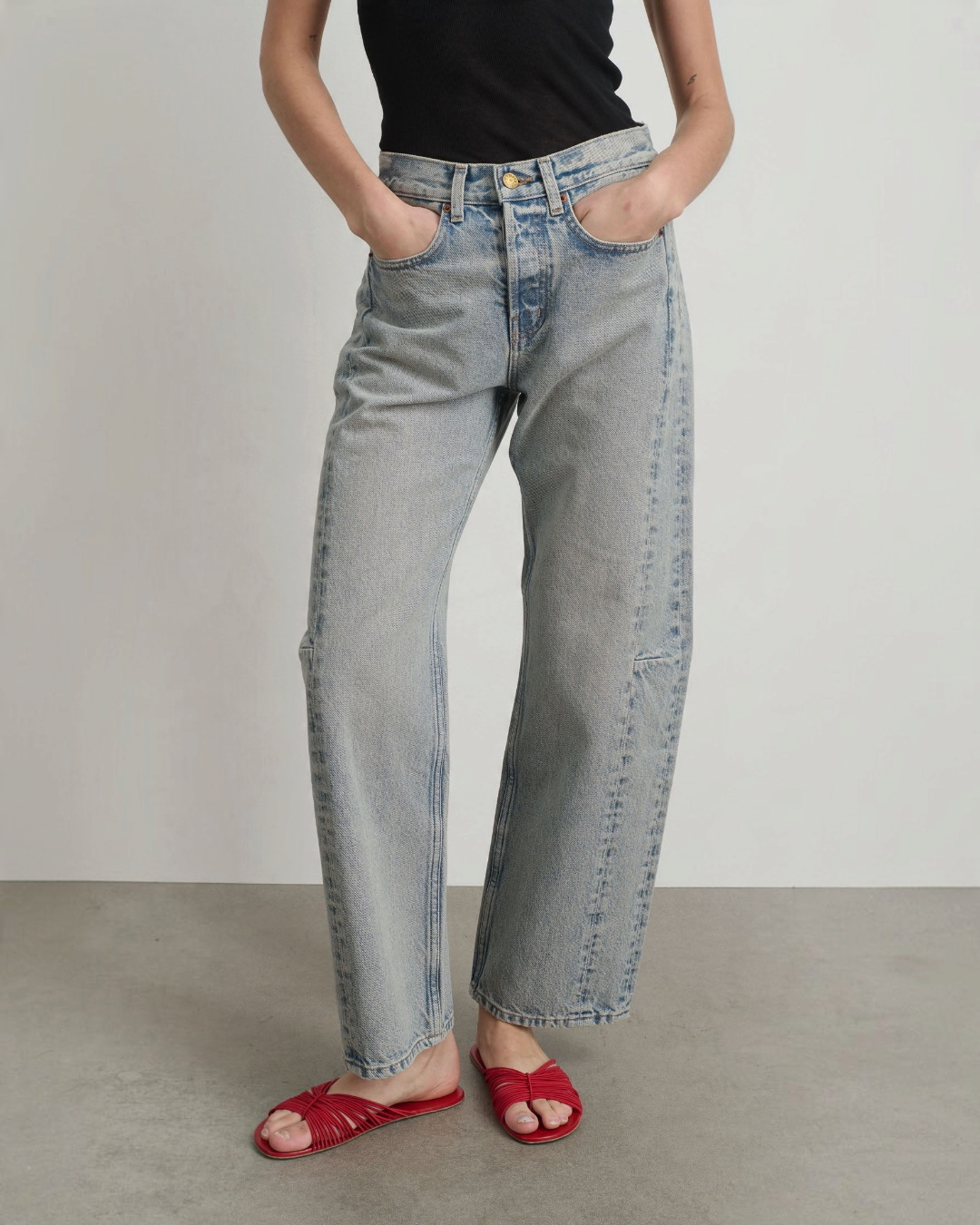 Jean Slim Lasso Merci Paris en denim de coton bleu délavé, coupe taille haute à jambe incurvée et braguette boutonnée