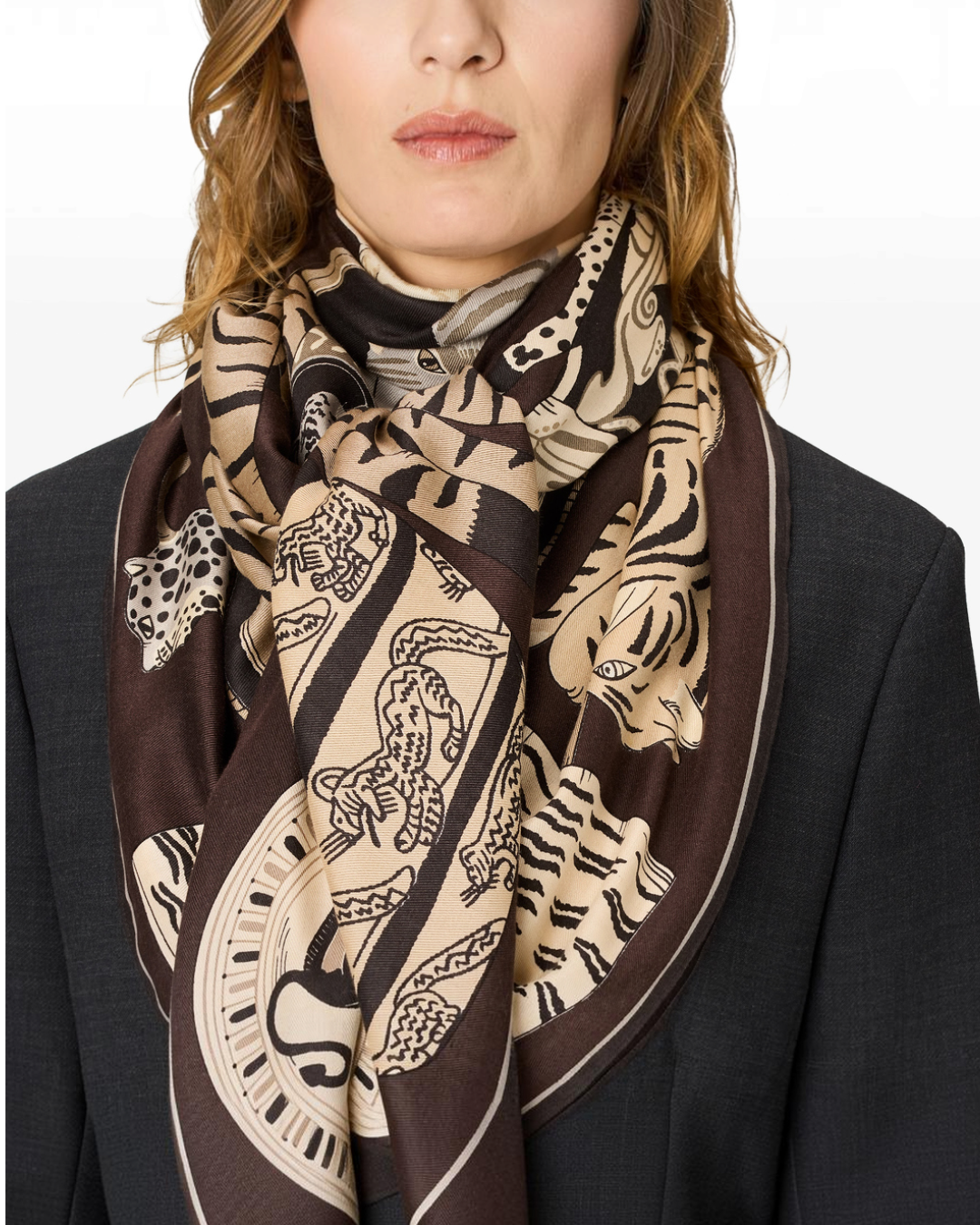 Foulard carré Merci Paris Inoui Editions en soie et modal noir et beige avec motifs d'animaux sauvages stylisés