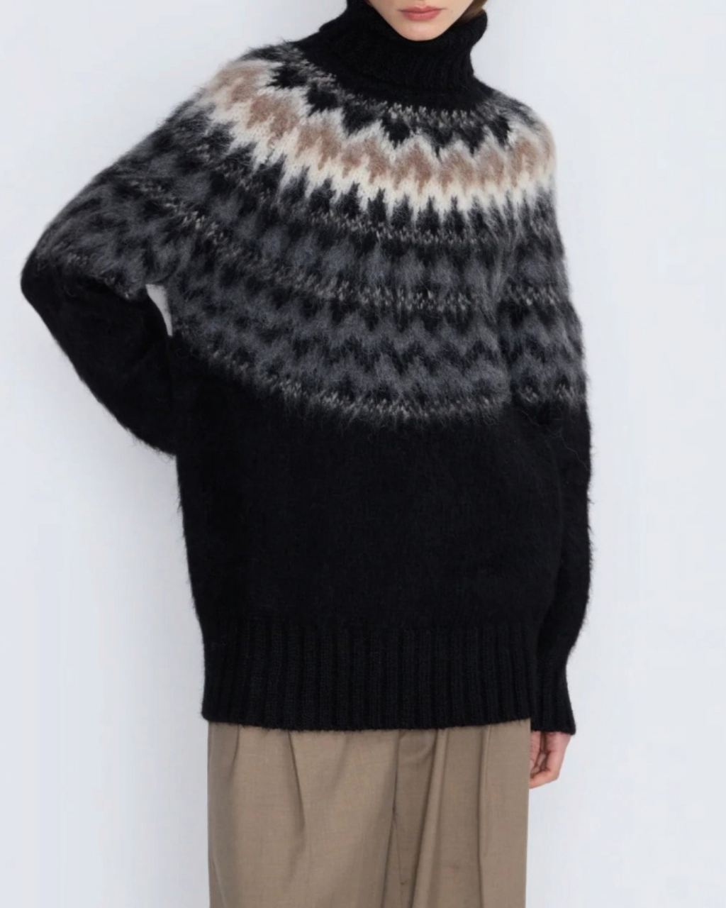 Pull Andean Merci Paris en laine d'alpaga brossée noire avec motif jacquard Fair Isle et col roulé porté par un mannequin
