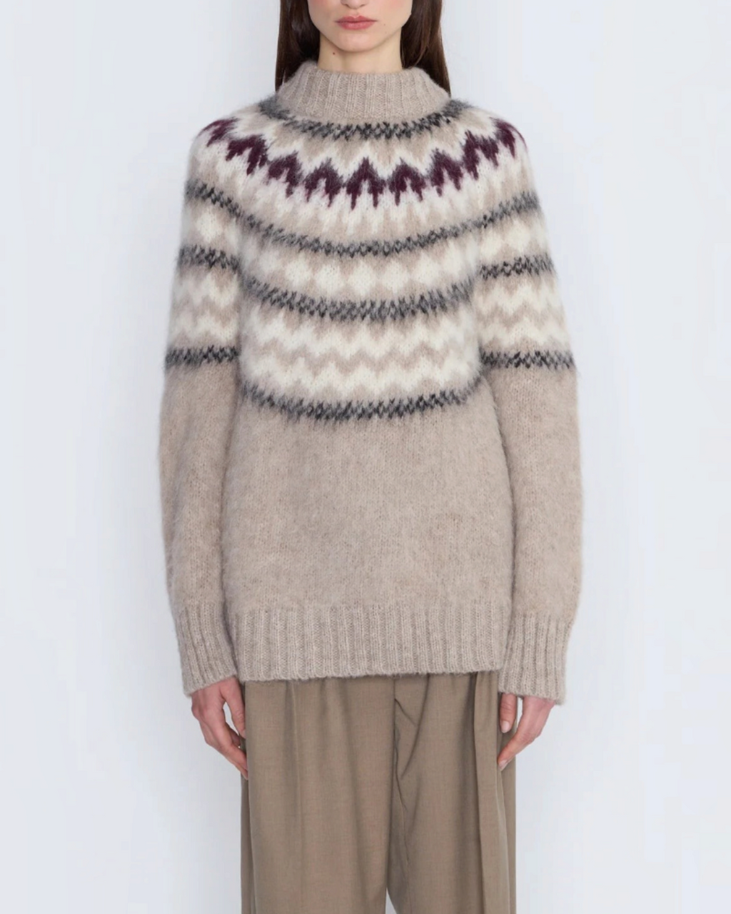 Modèle portant le pull Andean beige Merci Paris en laine d'alpaga brossée avec motif jacquard Fair Isle