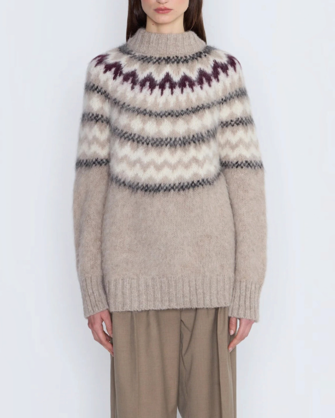 Modèle portant le pull Andean beige Merci Paris en laine d'alpaga brossée avec motif jacquard Fair Isle