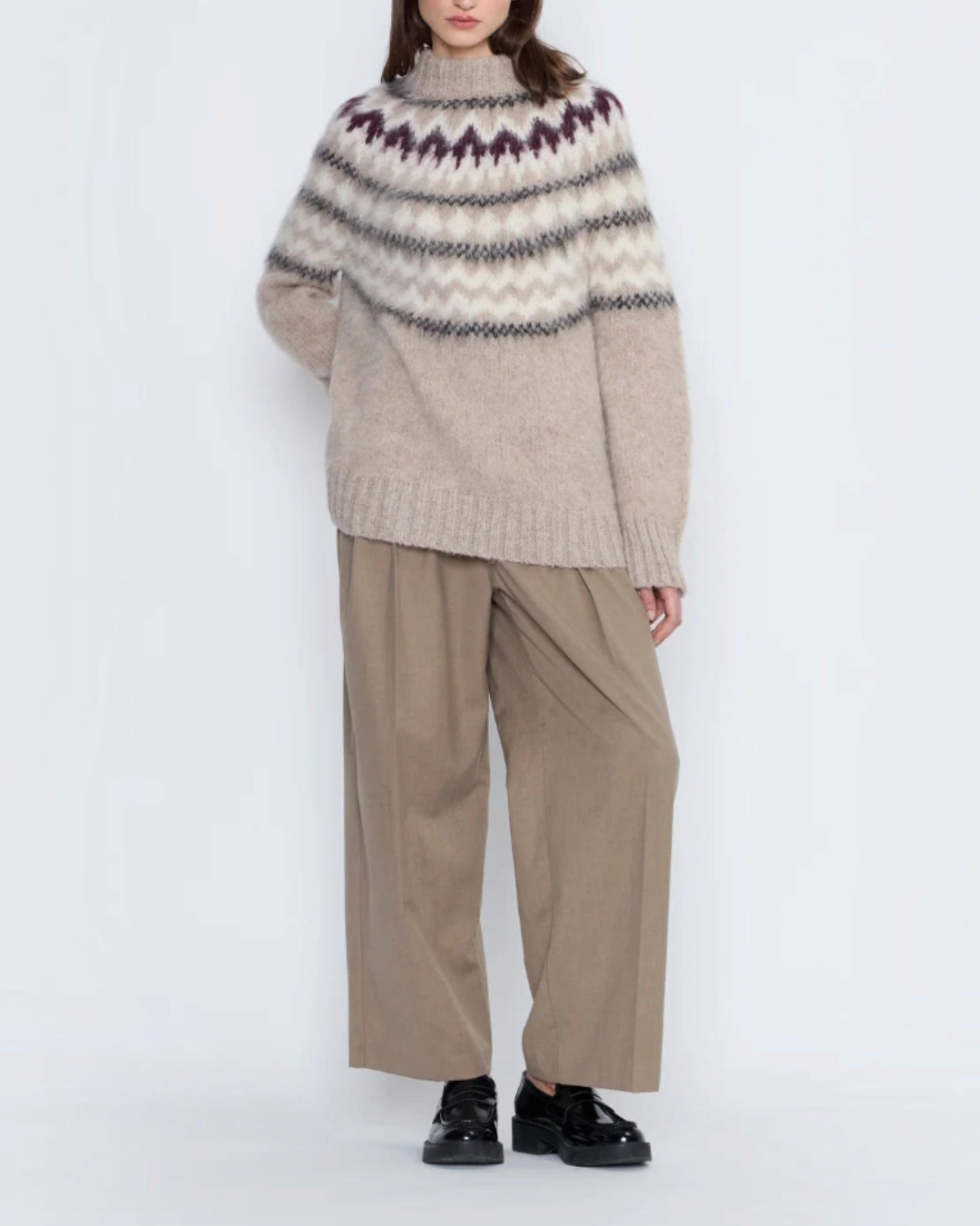 Modèle portant le pull Andean beige Merci Paris en laine d'alpaga brossée avec motif jacquard Fair Isle