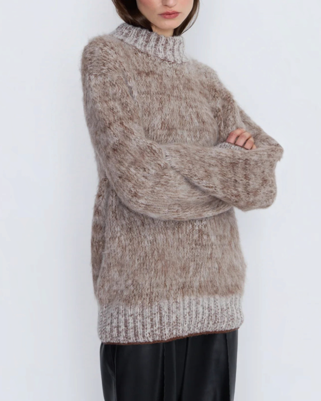 Modèle portant le pull Germain Merci Paris en laine d'alpaga brossée marron à effet chiné et col montant
