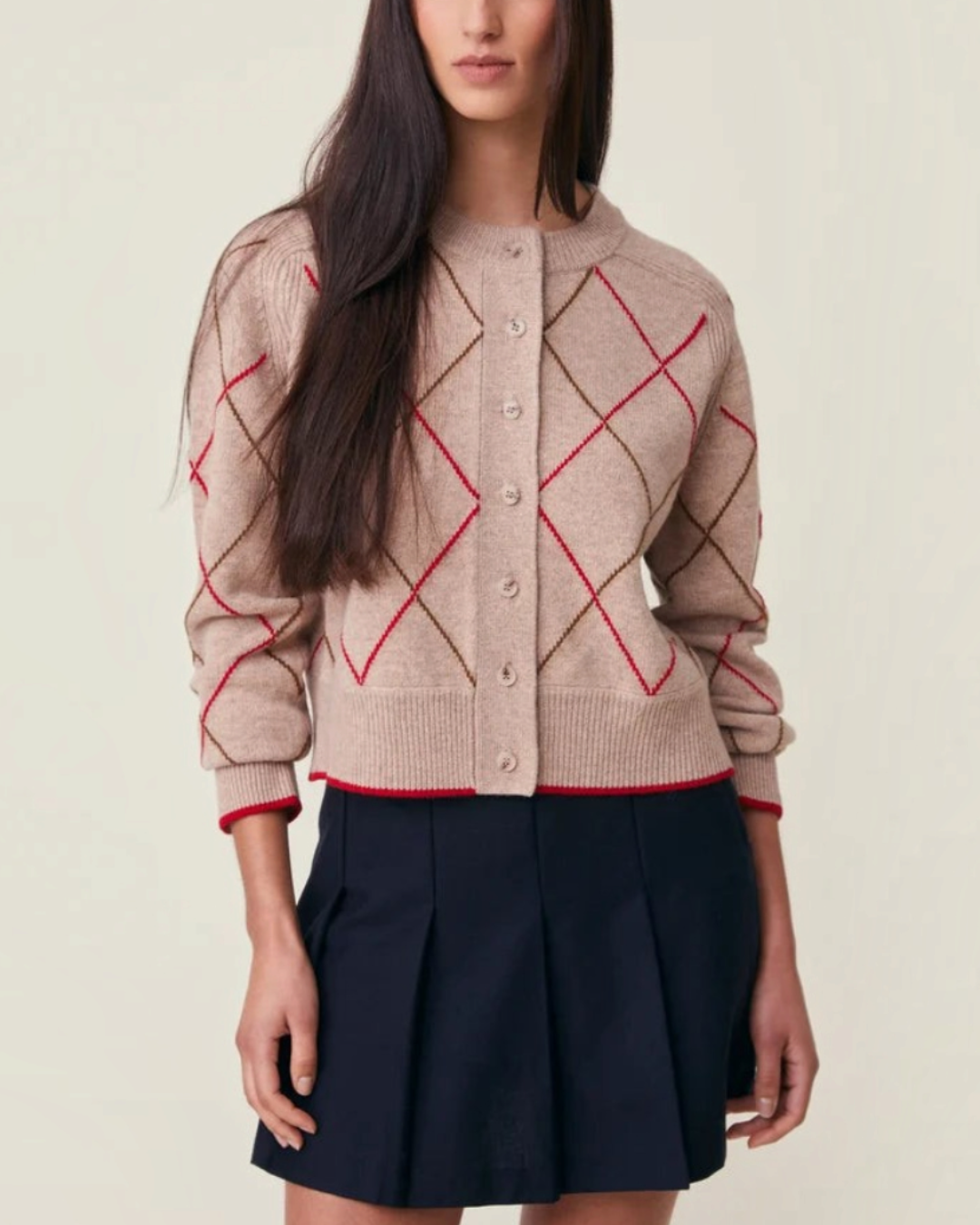 Gilet Auguste Moismont en laine mérinos beige avec motif losanges argyle rouge et marron, vendu par Merci Paris