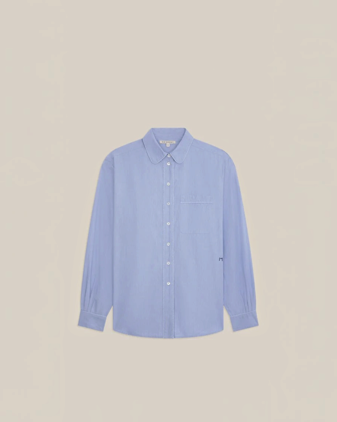 Chemise Henriette Merci Paris en coton bleu clair avec col rond, poche poitrine et broderie M discrète