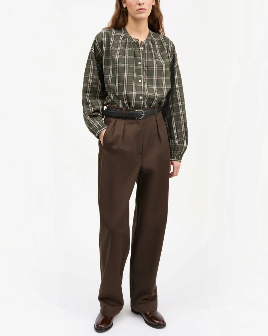 Modèle portant la chemise Skall Studio Cilla à carreaux verts et blancs en coton biologique avec manches volumineuses