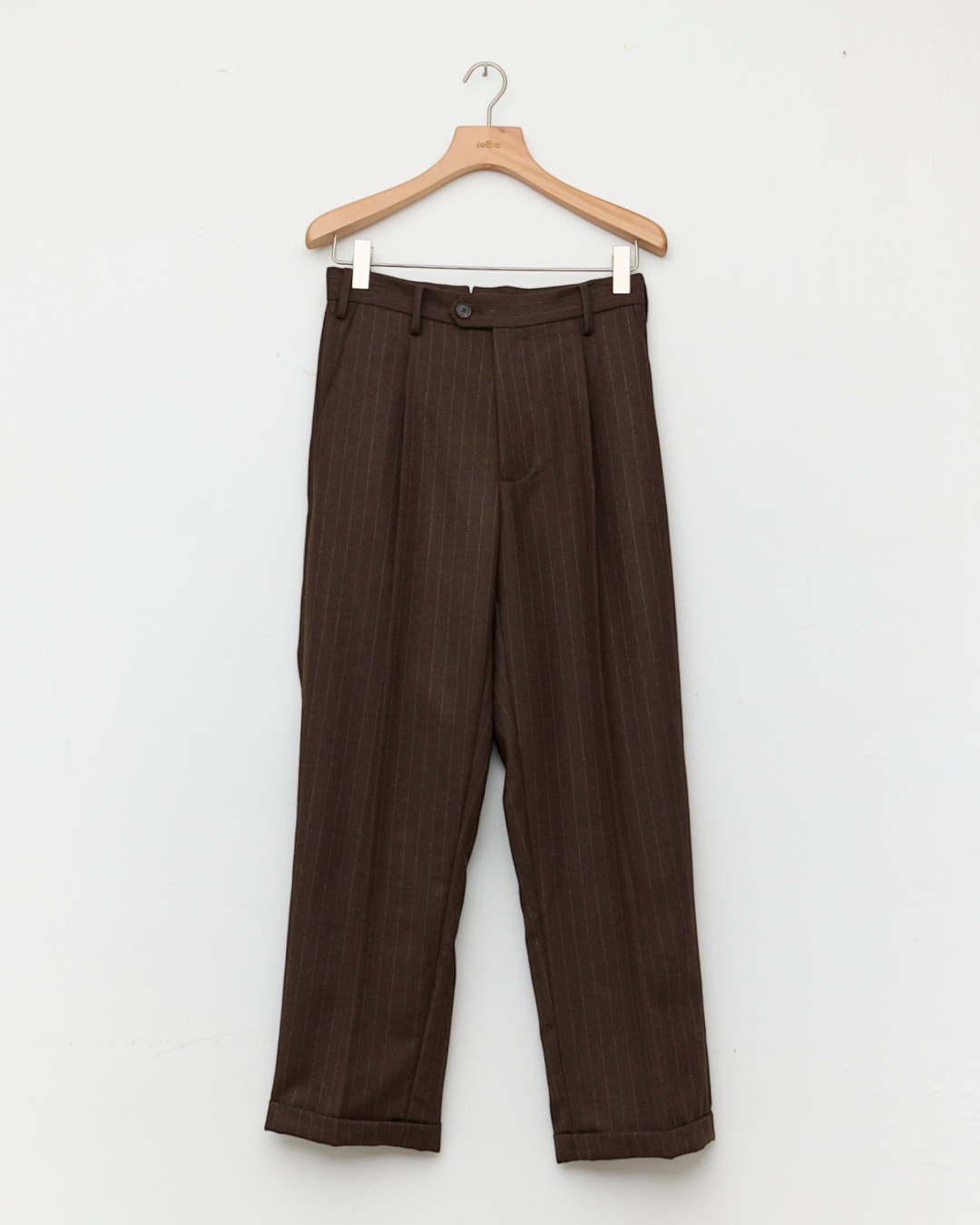 Pantalon tailleur Merci Paris Colbo en laine marron à fines rayures, coupe large et élégante sur cintre en bois
