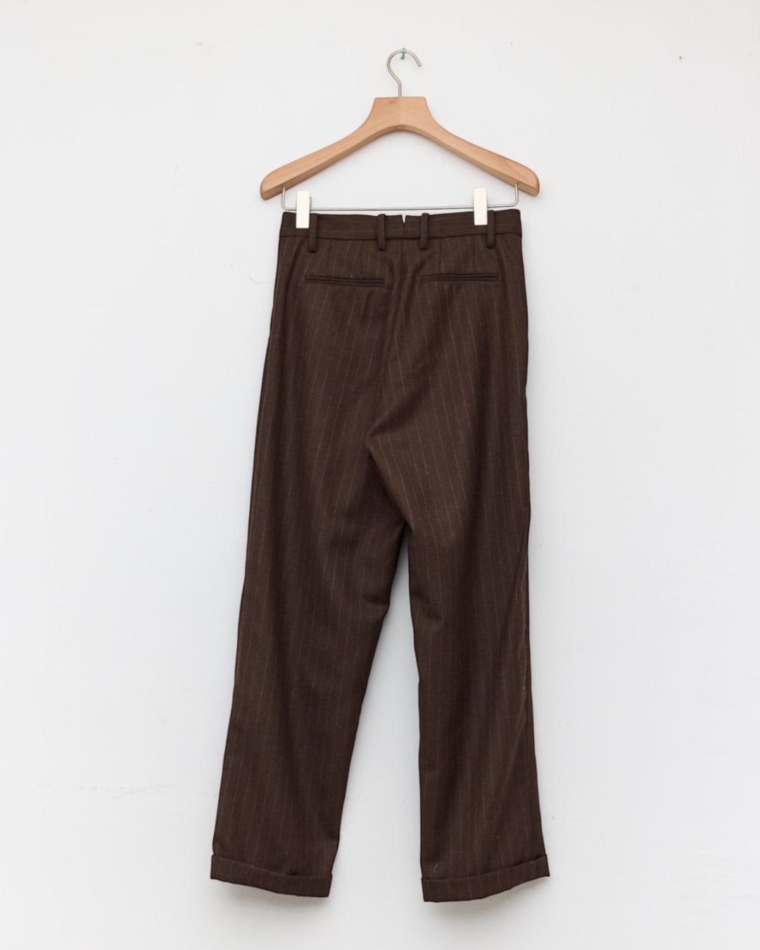 Pantalon tailleur Merci Paris Colbo marron à fines rayures en laine fluide avec coupe large sur cintre