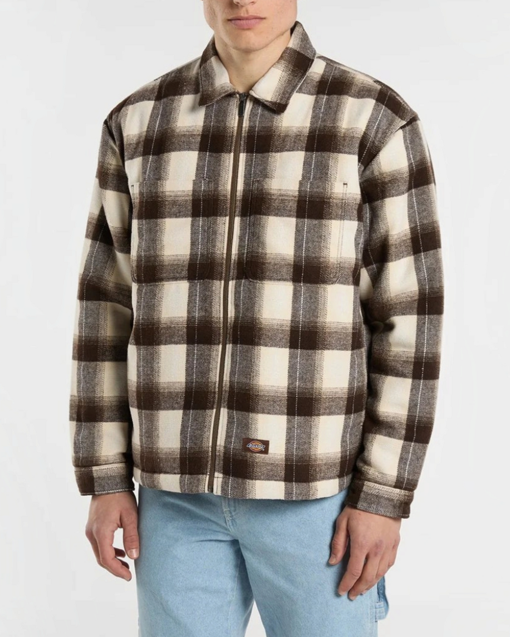 Veste chemise Dickies à carreaux marron en flanelle de coton brossée portée par un homme sur fond blanc