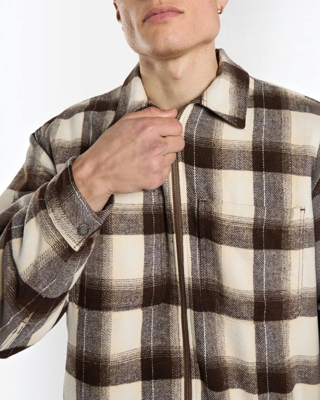 Veste-chemise Dickies en flanelle de coton marron à carreaux avec fermeture zippée, vue portée chez Merci Paris