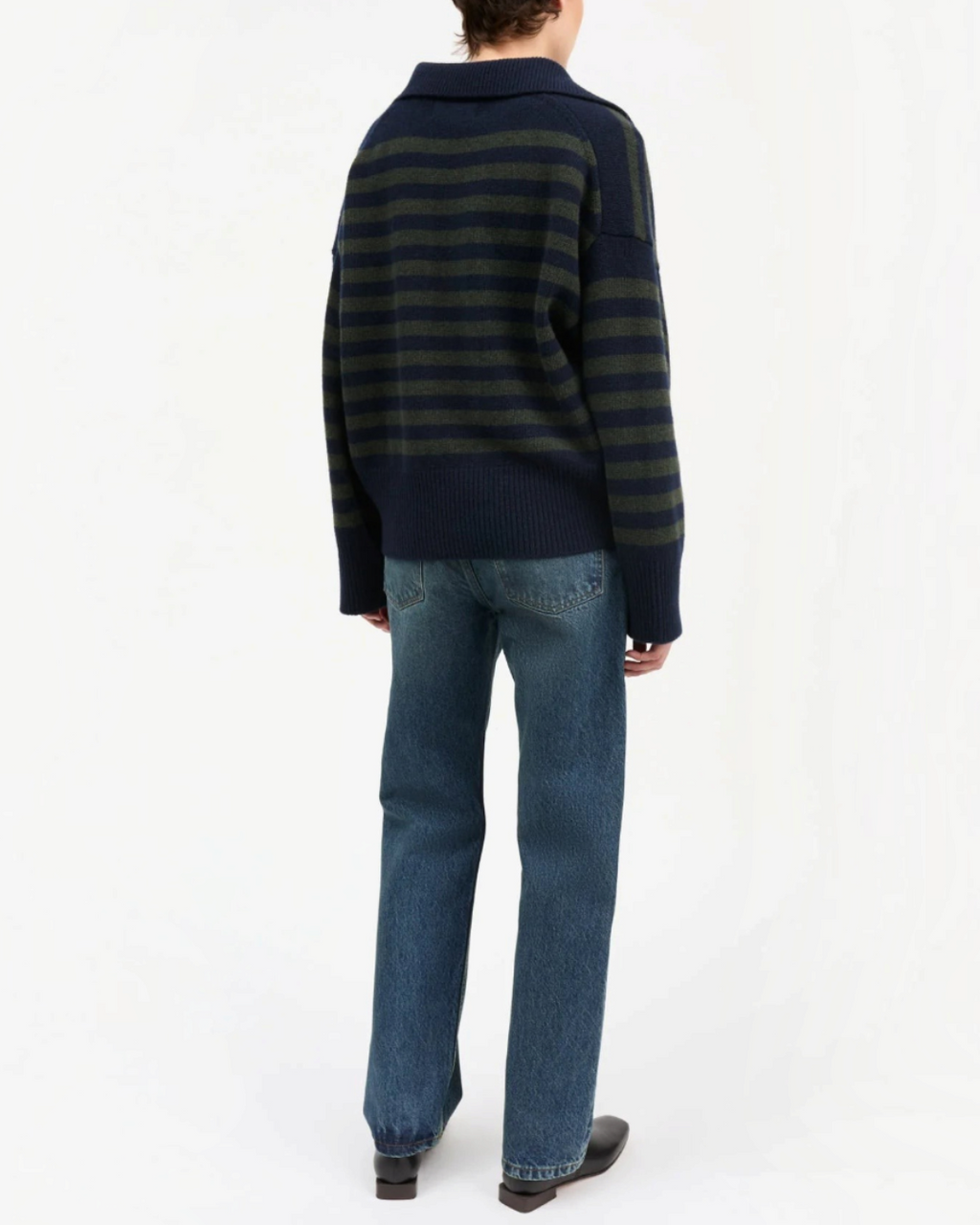 Vue arrière du pull Skall Studio en laine mérinos rayée marine et vert avec col V et finitions côtelées larges