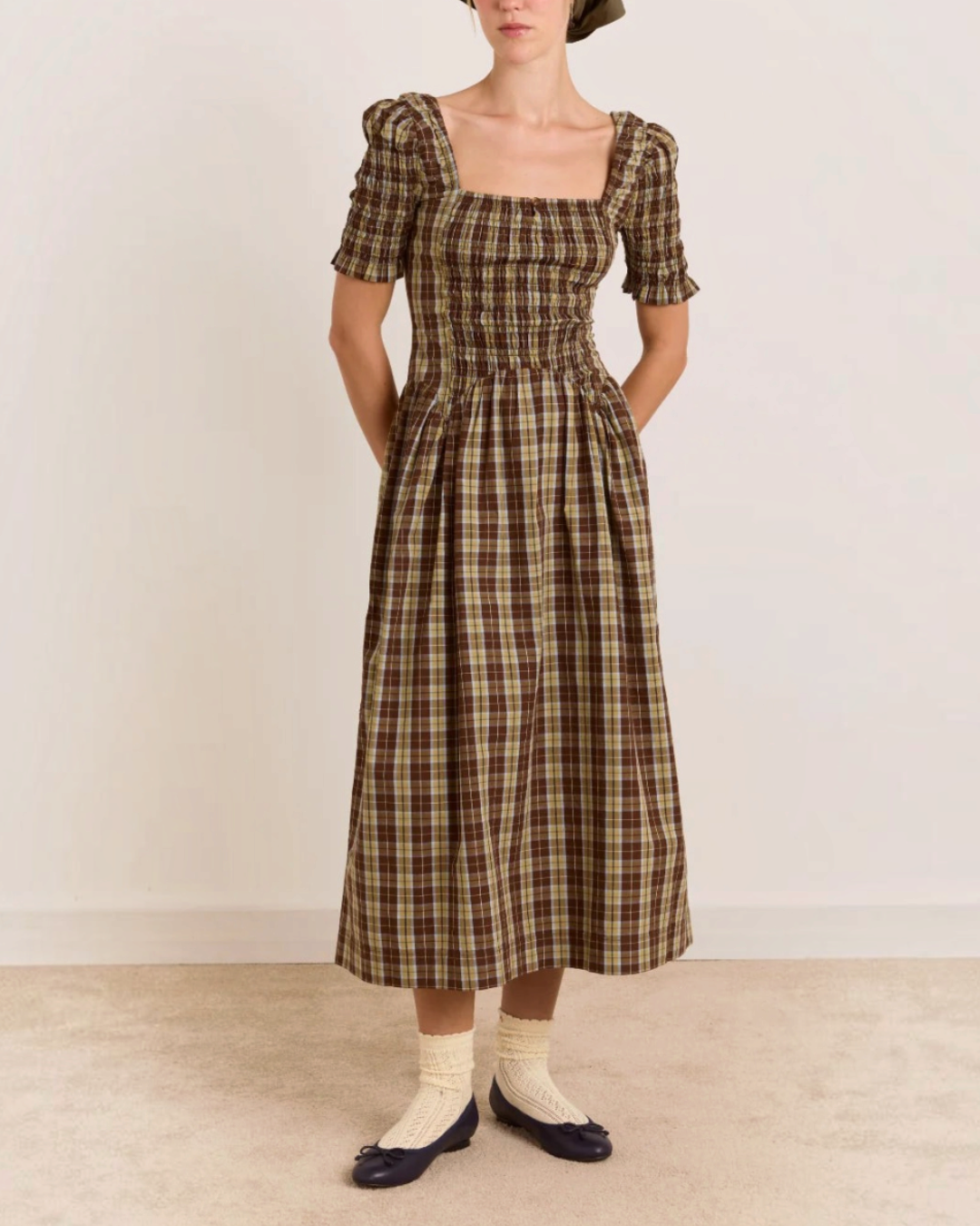Robe midi Damson Madder Molly en coton bio à carreaux marron, encolure carrée et manches froncées chez Merci Paris