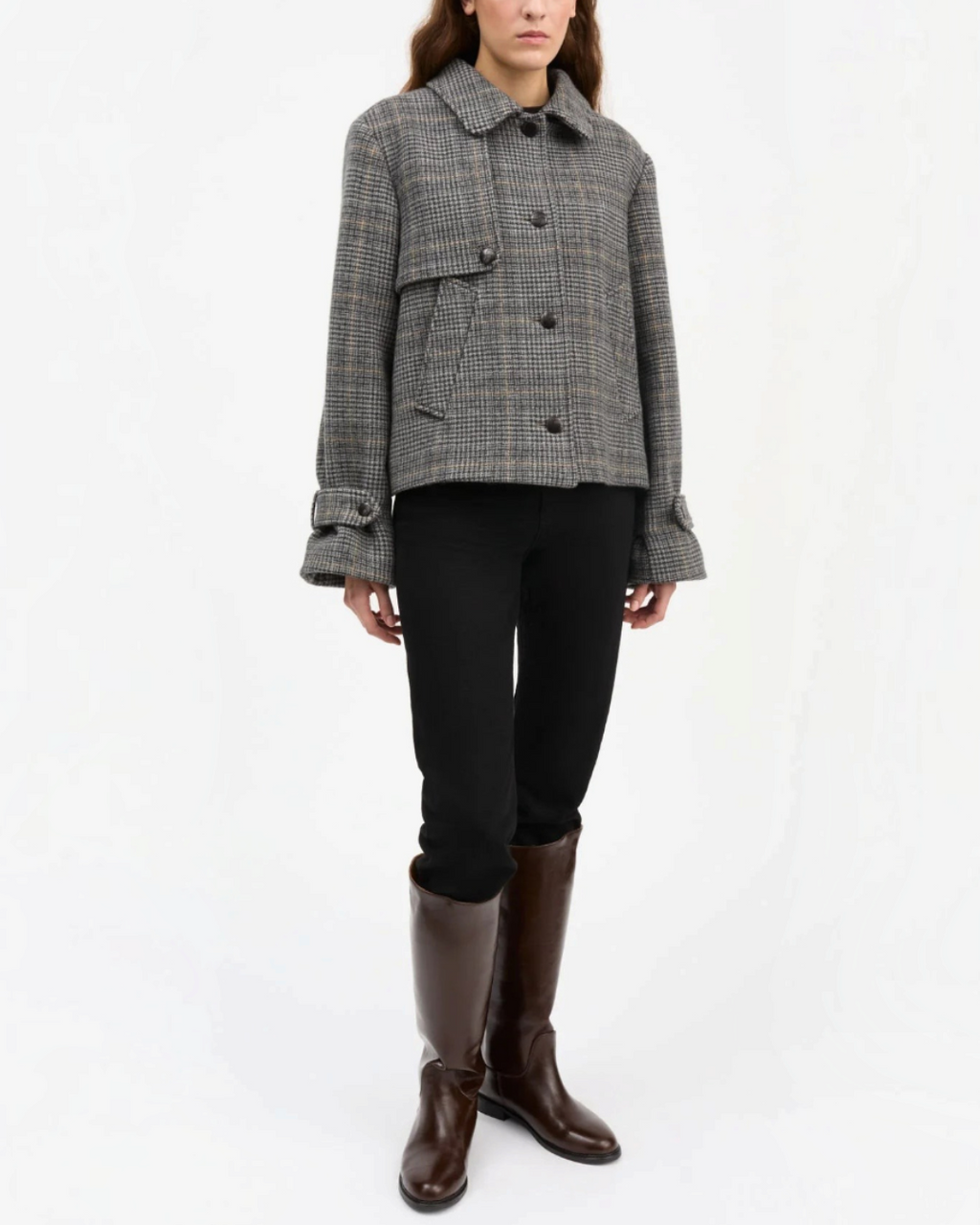 Model wearing a short jacket Merci Paris Skall Studio in gray recycled wool check with voluminous sleeves