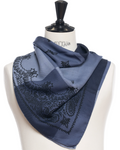 Écharpe carrée Merci Paris Destin en laine bleu marine avec motif géométrique cube et détails paisley sur mannequin