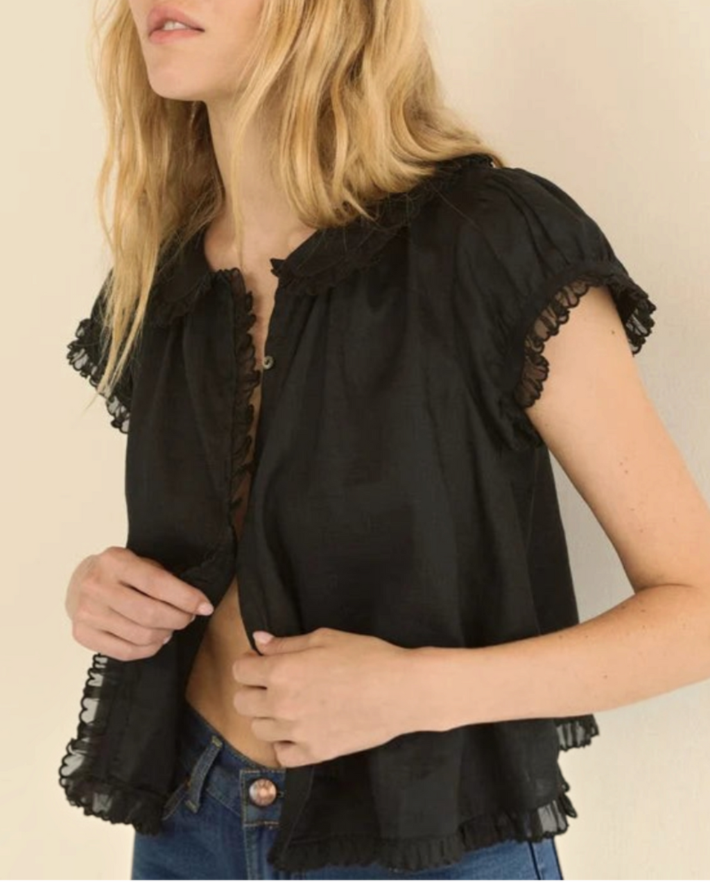 Blouse noire Karina Merci Paris en ramie avec col festonné, manches bouffantes et détails en organza