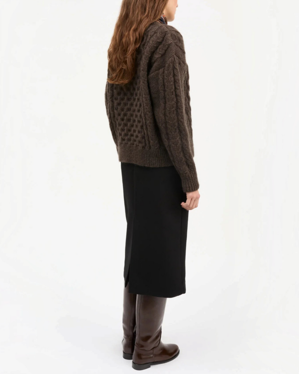 Cardigan Lennox Merci Paris en laine marron foncé à maille torsadée porté par une femme de dos
