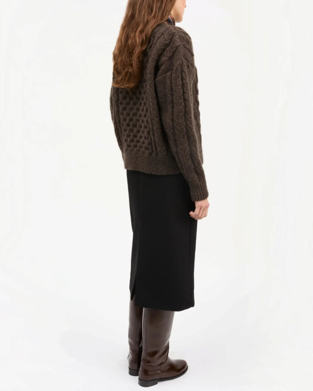 Cardigan Lennox Merci Paris en laine marron foncé à maille torsadée porté par une femme de dos