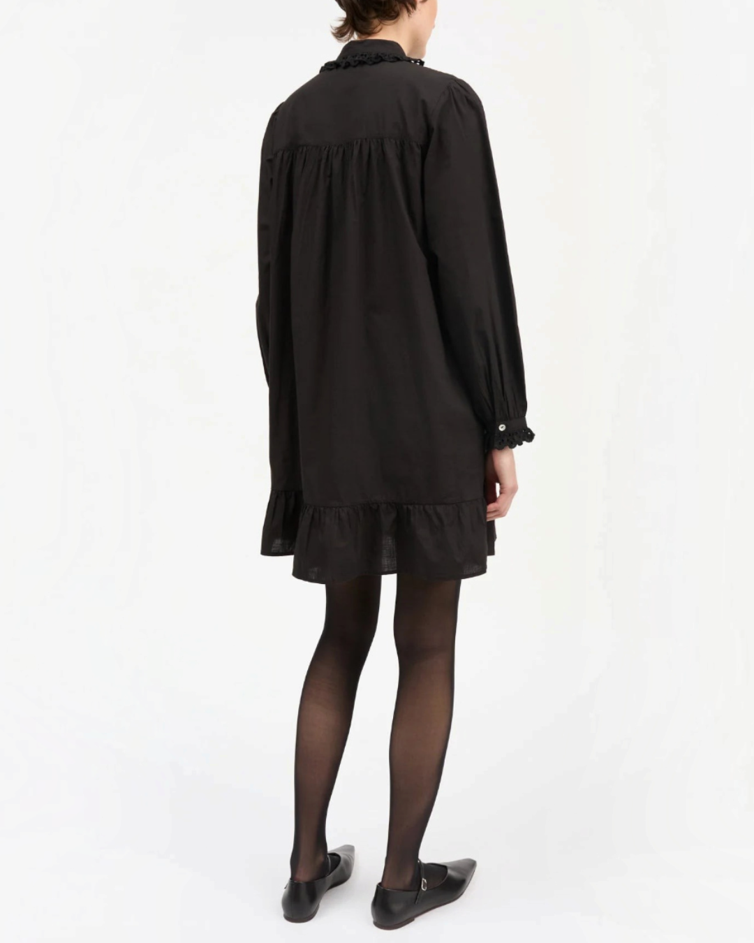 Vue arrière de la robe courte noire Lesley de Merci Paris en coton biologique avec volants et manches froncées