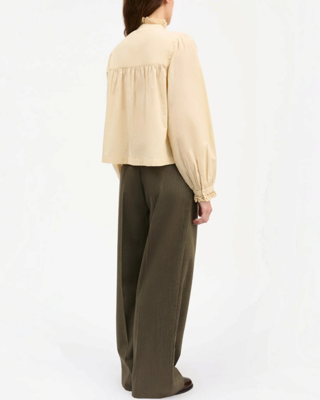 Vue arrière de la chemise Lesley crème en coton biologique Skall Studio chez Merci Paris avec détails en dentelle