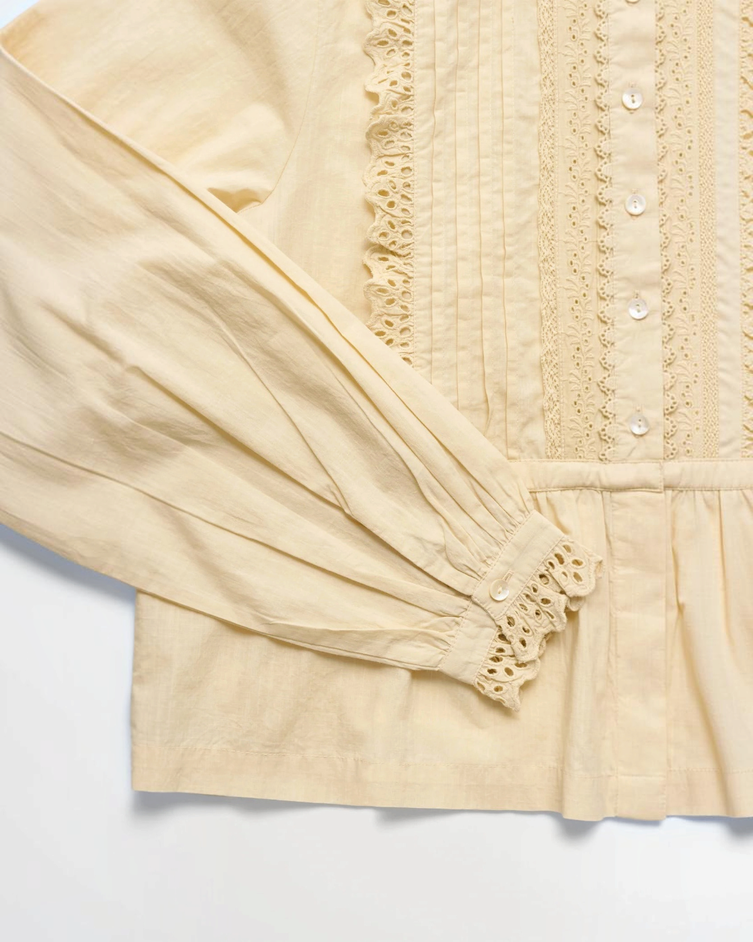 Chemise Merci Paris Skall Studio Lesley en coton biologique crème avec détails en dentelle et manches volumineuses