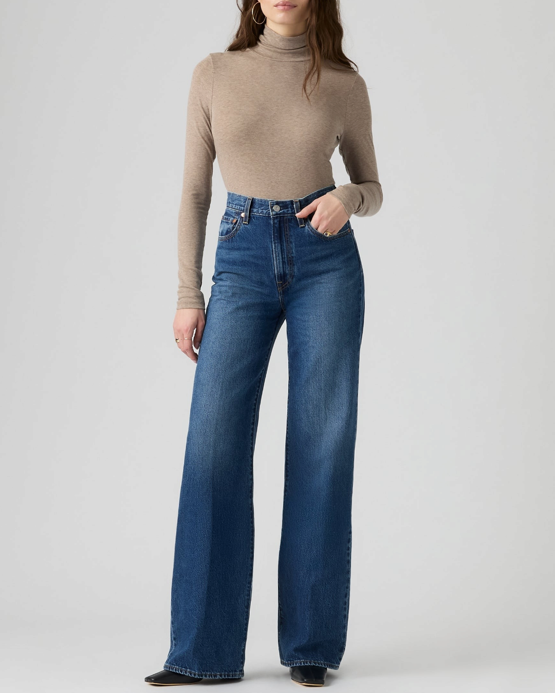 Modèle portant le jean Levi's Ribcage Wide Leg bleu Merci Paris, taille haute en coton, style vintage années 90