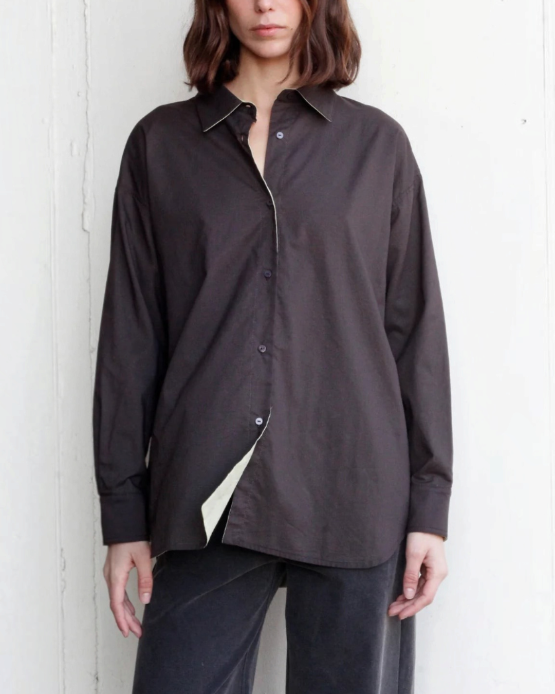 Chemise réversible Merci Paris en coton biologique marron foncé, coupe oversize portée par une femme