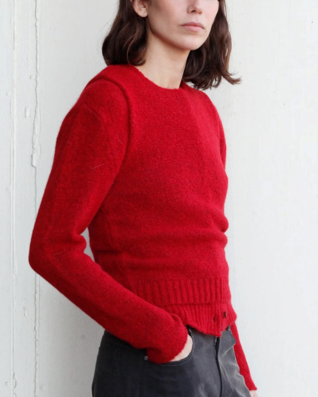 Mannequin portant le pull sans manches rouge Lima de Merci Paris en maille douce d'alpaga et laine