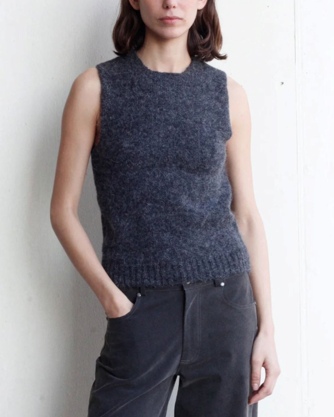 Mannequin portant le pull sans manches Lima gris en maille d'alpaga et laine de la marque Merci Paris