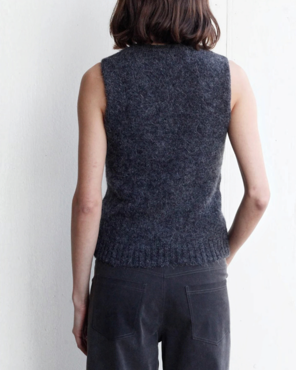 Vue de dos du pull sans manches Lima gris Merci Paris en maille douce d'alpaga et laine sur une femme