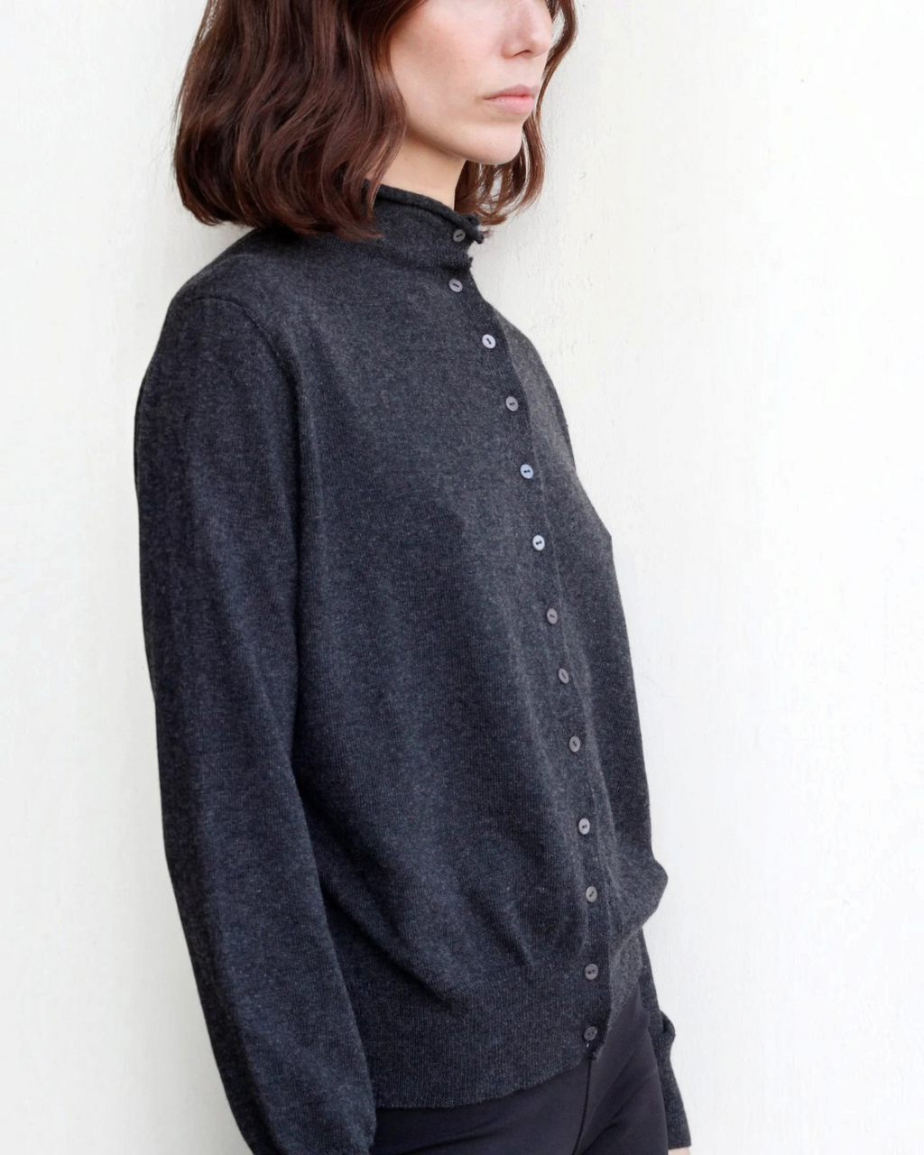 Gilet Merci Paris Abstract gris en maille douce avec col montant et fermeture boutonnée porté par une femme