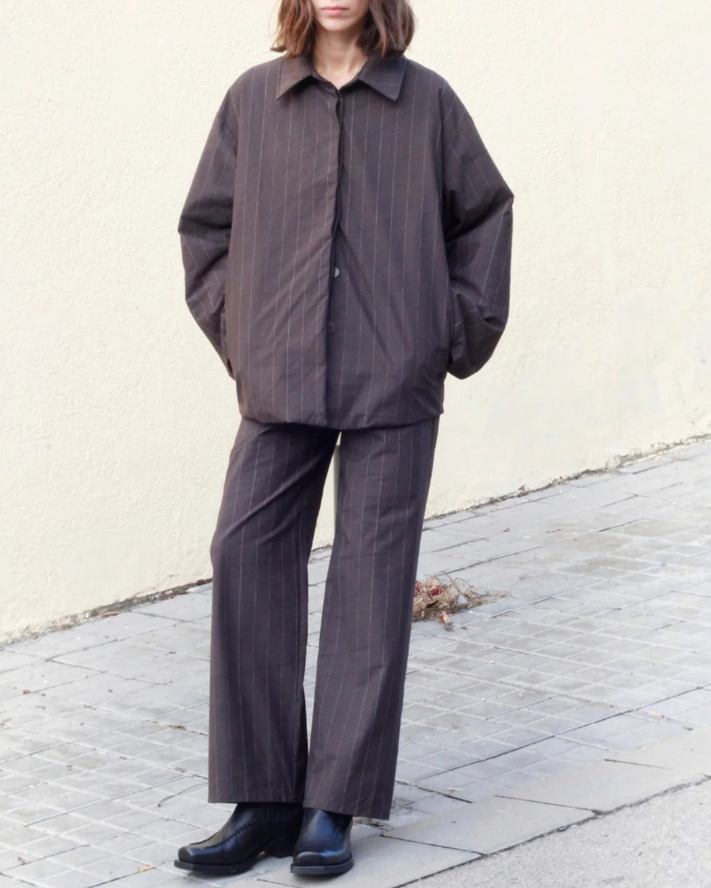 Merci Paris Black to Grey pantalon Cassette marron à rayures fines en coton biologique porté par une femme