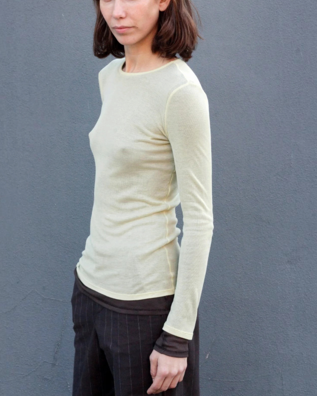 Mannequin portant le haut réversible Merci Paris Hamburg en Tencel vert doux, coupe ajustée à manches longues