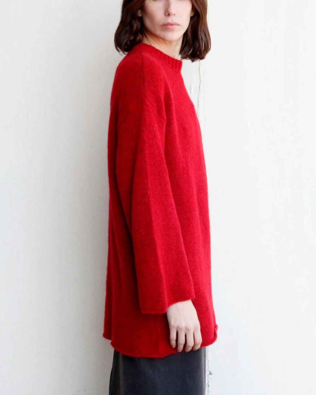Mannequin portant le pull Vessel rouge oversize en maille d'alpaga et laine de la marque Merci Paris