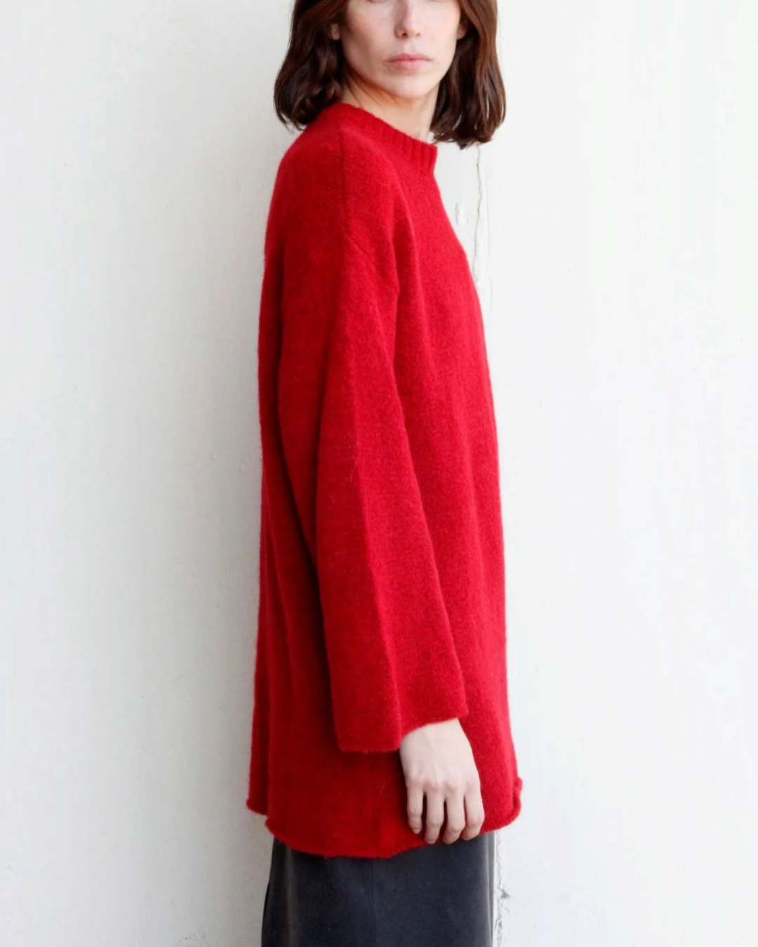 Mannequin portant le pull Vessel rouge oversize en maille d'alpaga et laine de la marque Merci Paris