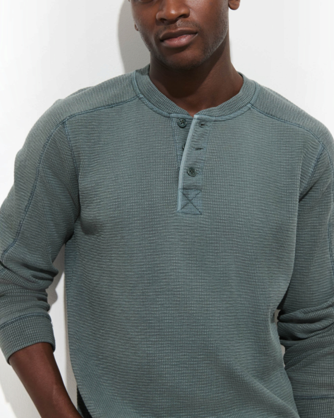 Homme portant un t-shirt Henley Merci Paris Alex Mill en coton mélangé thermique de couleur vert sauge patiné