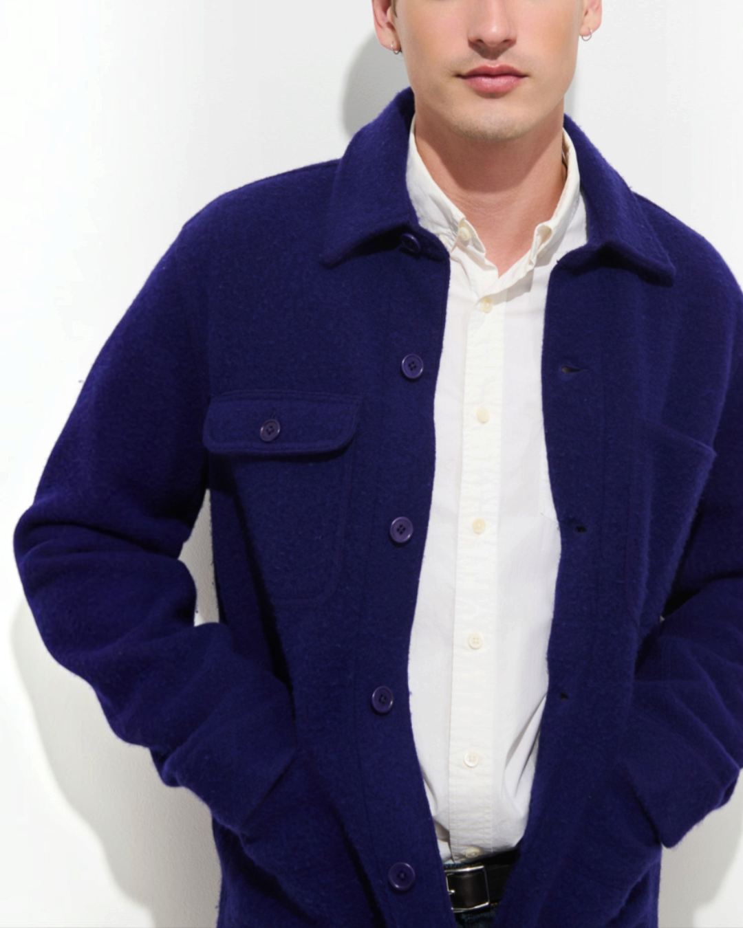 Homme portant une veste de travail Merci Paris Alex Mill en laine mérinos bouillie violette avec boutons en corozo