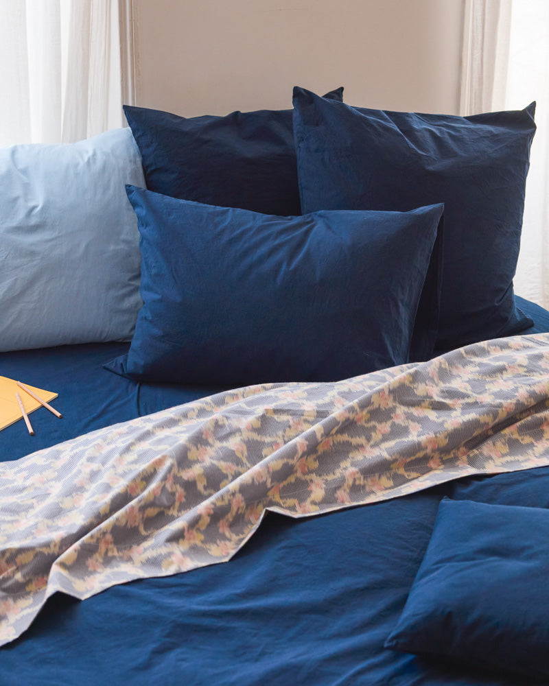 Merci - Parure en percale de coton - Tataki Bleu Nuit — détail et mise en scène