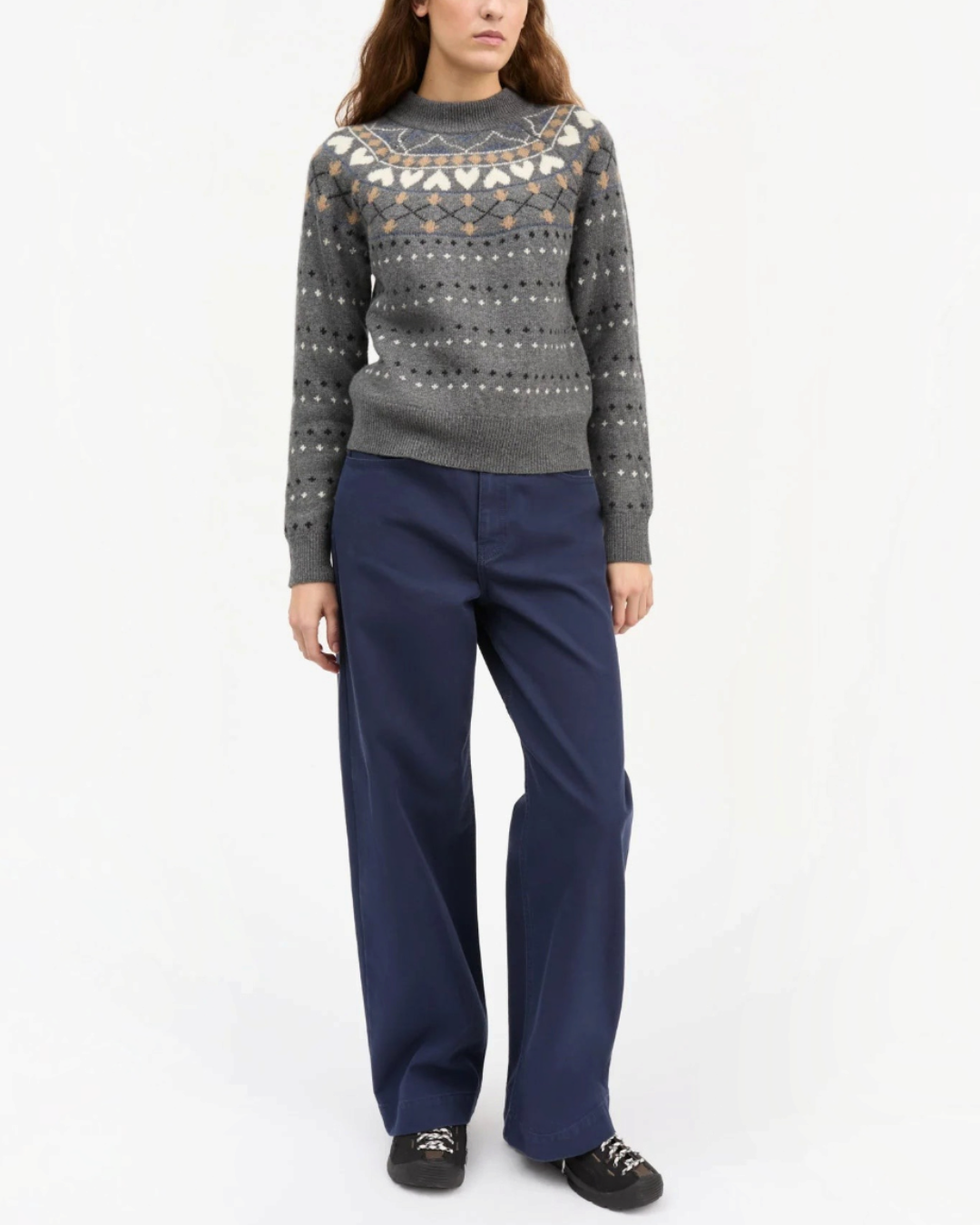 Model wearing the Misty sweater in gray recycled merino wool with jacquard pattern from the brand Merci Paris