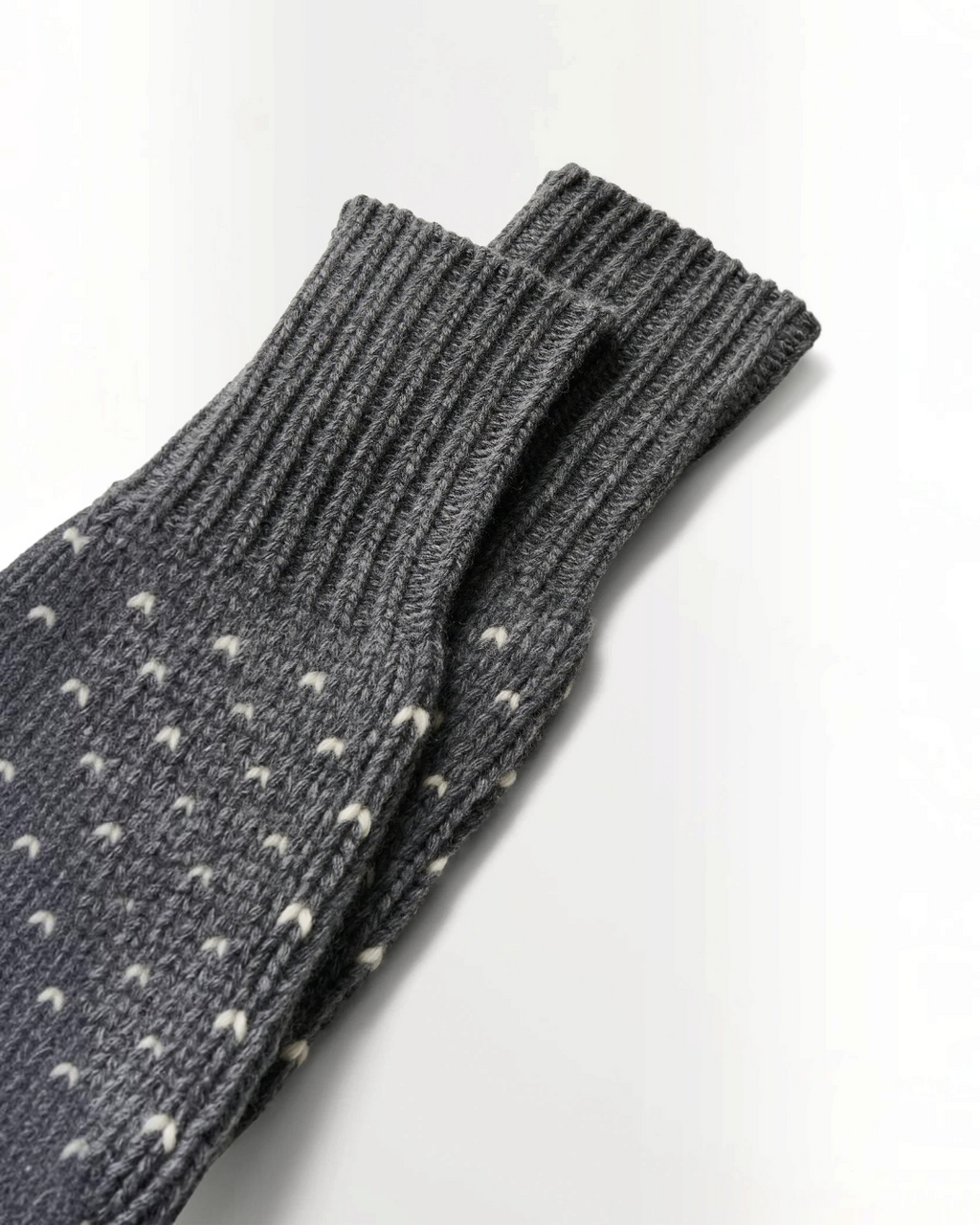 Misty Skall Studio mittens in gray recycled wool with jacquard pattern and ribbed cuffs at Merci Paris