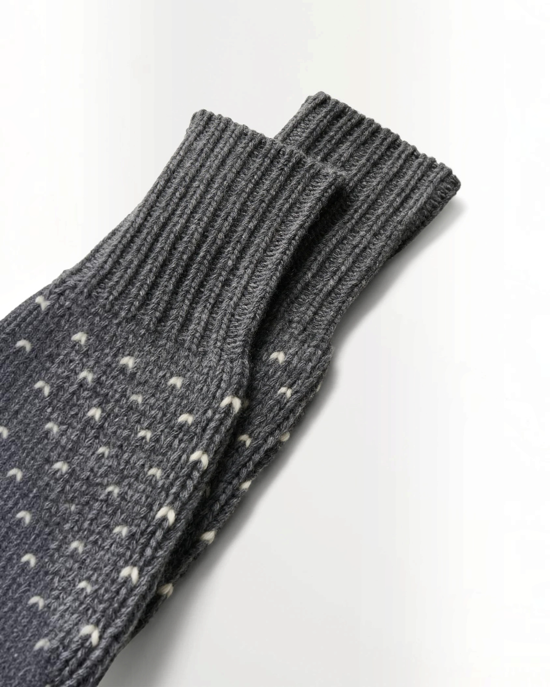 Misty Skall Studio mittens in gray recycled wool with jacquard pattern and ribbed cuffs at Merci Paris
