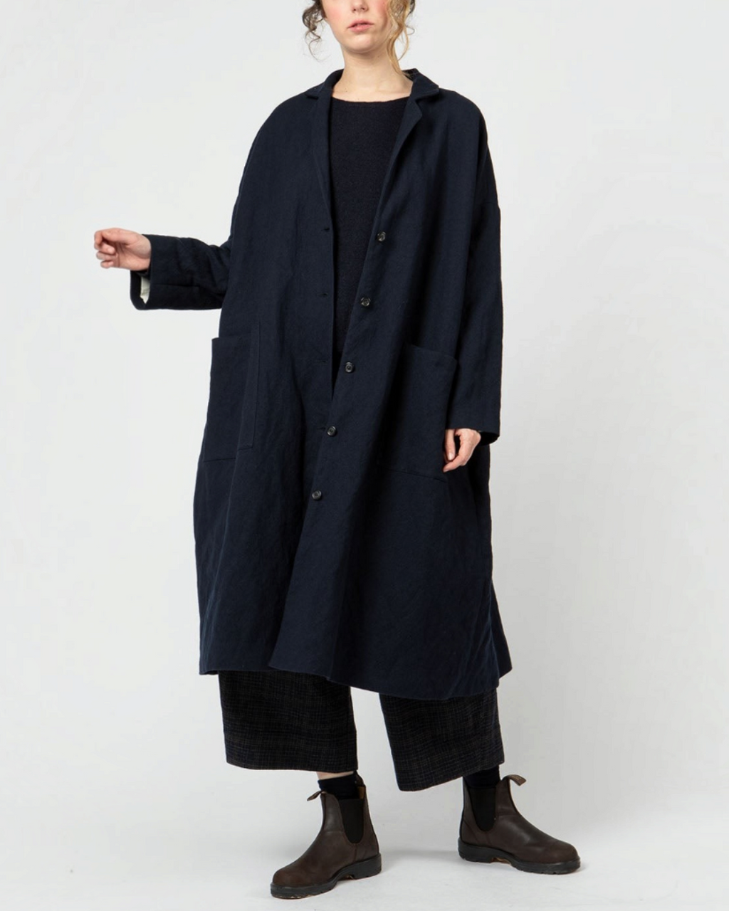 Manteau long bleu extra-ample Merci Paris par Apuntob avec col chemise et grandes poches plaquées porté par un mannequin
