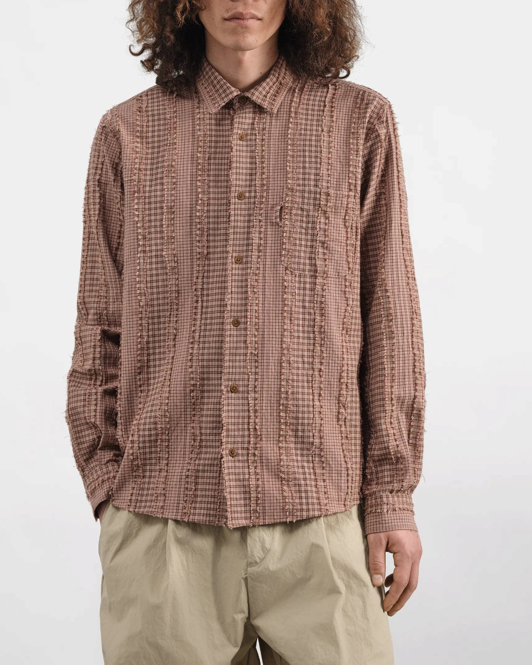 Homme portant la chemise Curtis marron à carreaux Merci Paris avec finitions effilochées et boutons en corozo