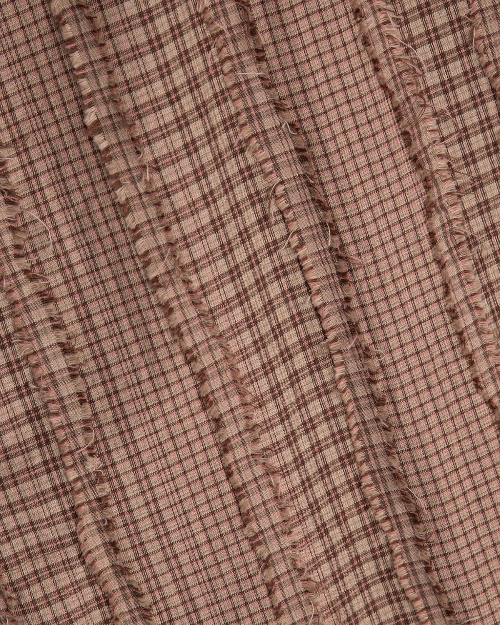 Gros plan sur le tissu en coton et laine marron à carreaux Shadowfill avec finitions effilochées de la chemise Merci Paris YMC