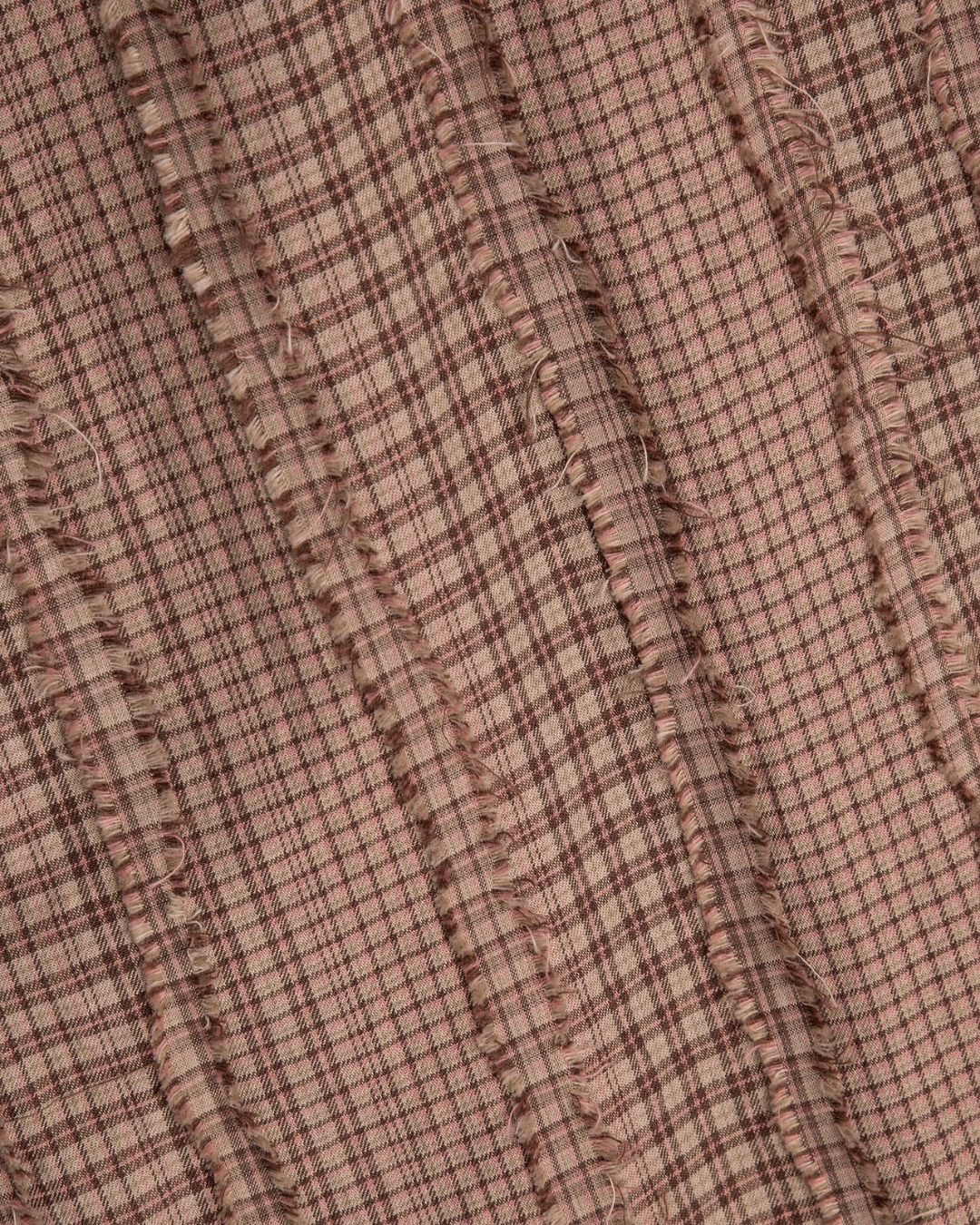 Gros plan sur le tissu en coton et laine marron à carreaux Shadowfill avec finitions effilochées de la chemise Merci Paris YMC