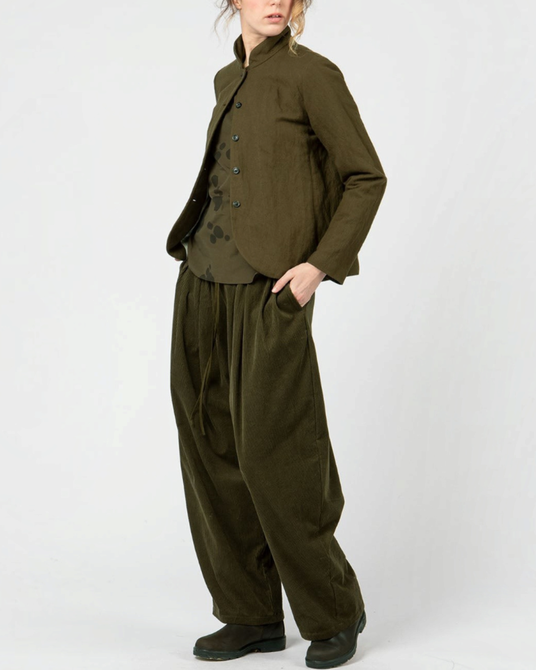 Modèle portant une veste courte Merci Paris Apuntob vert militaire à col montant et boutons ton sur ton